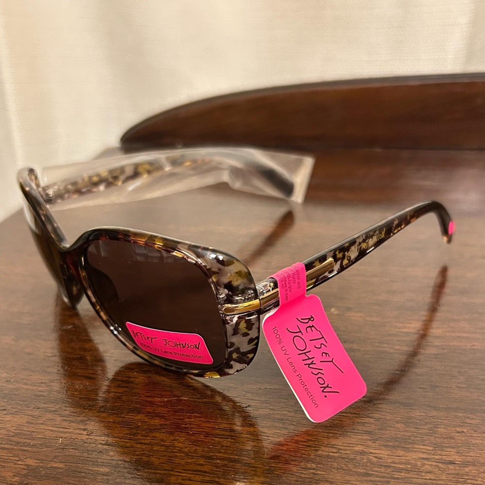 Betsey Johnson Black & Clear Leopard Patterned Sunglasses NWT - Picture 2 of 7